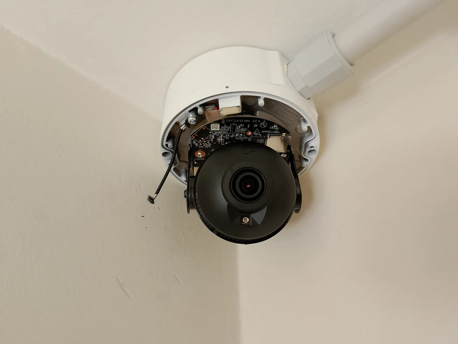 Càmera de videovigilància tipus dom instal·lada al sostre.