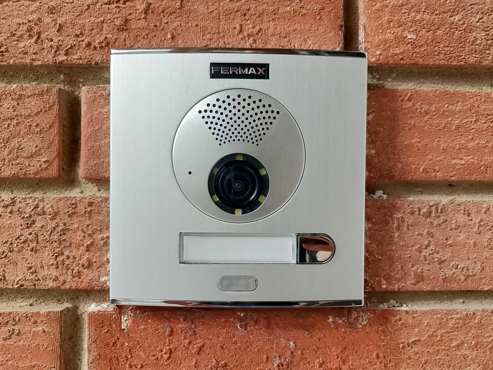 Videoporter Fermax amb càmera en un habitatge unifamiliar.